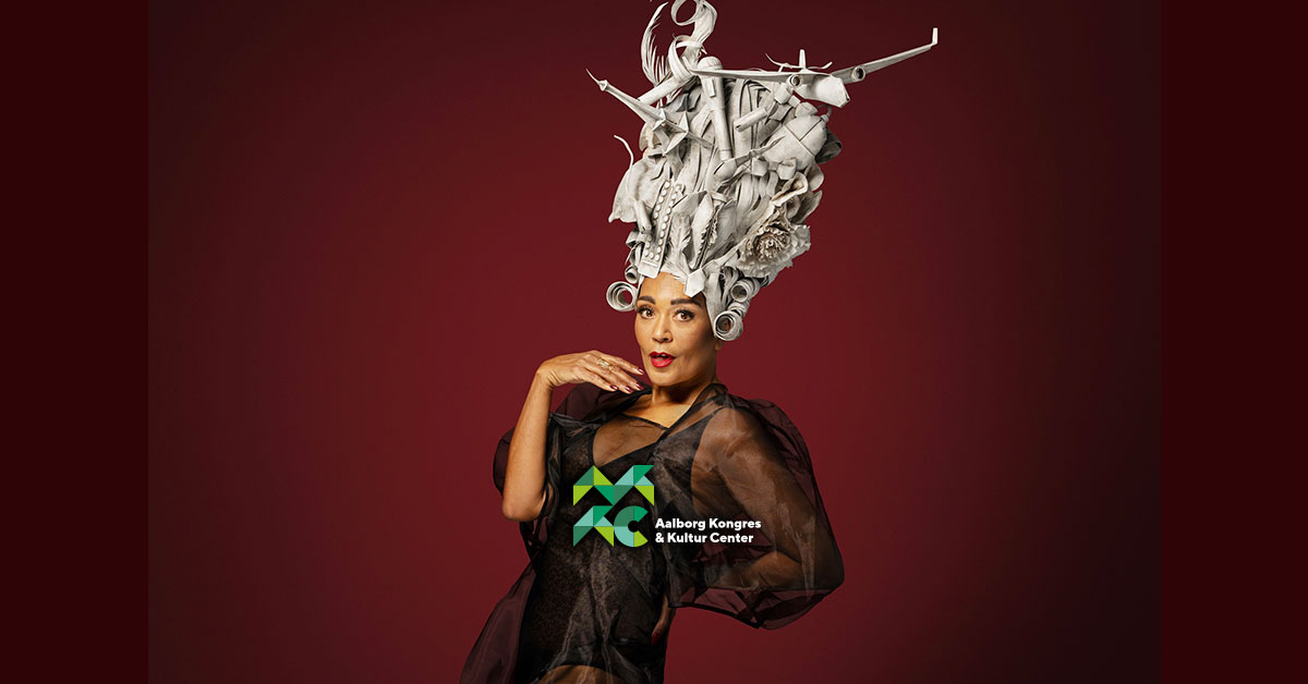 SPAR 100 kr. på Caroline Henderson “Mit liv som Hun” i Aalborg Kongres- og Kultur Center!